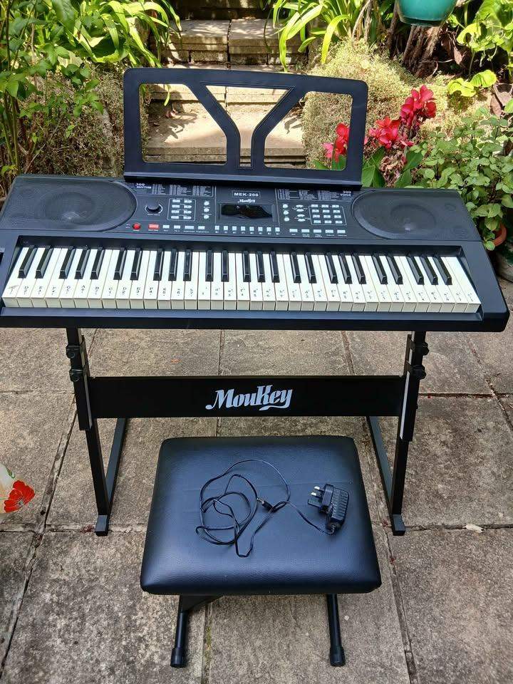 Keyboard piano with music stand and stool, full size, electric, portable, vgc and working order