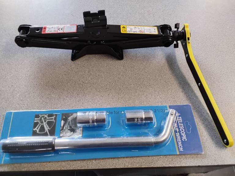 Vehicle scissor jack ratchet handle 2 ton lift whee. Brace set