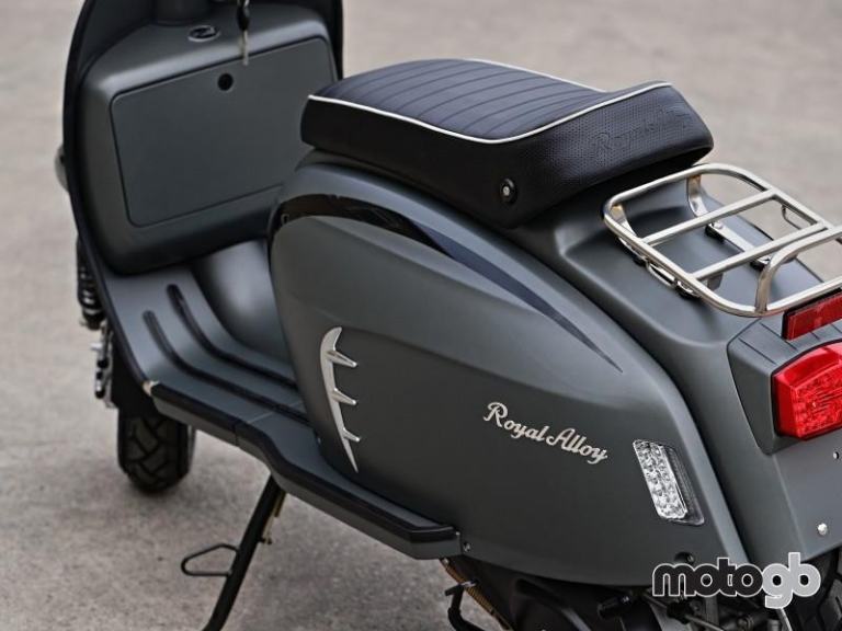 ROYAL ALLOY GT 125cc A Modern Classic Retro Automatic Moped Scooter