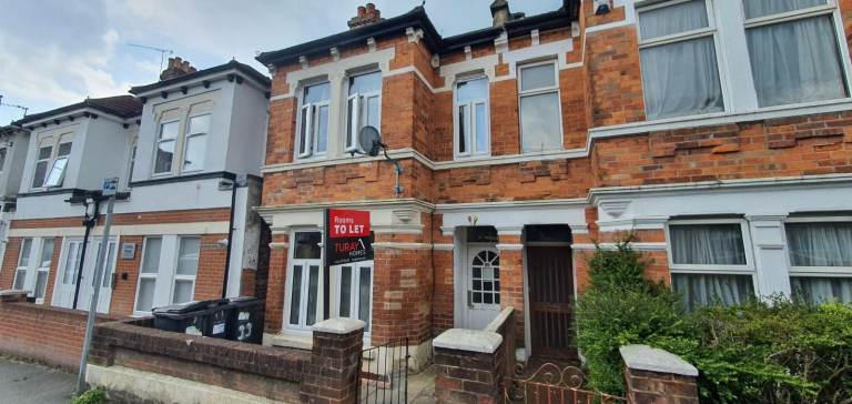 Large  double room to let in Boscombe area near high street