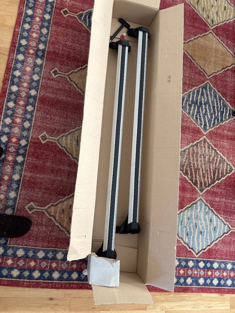 Audi roof bars. Come with key and hex tensioner. 