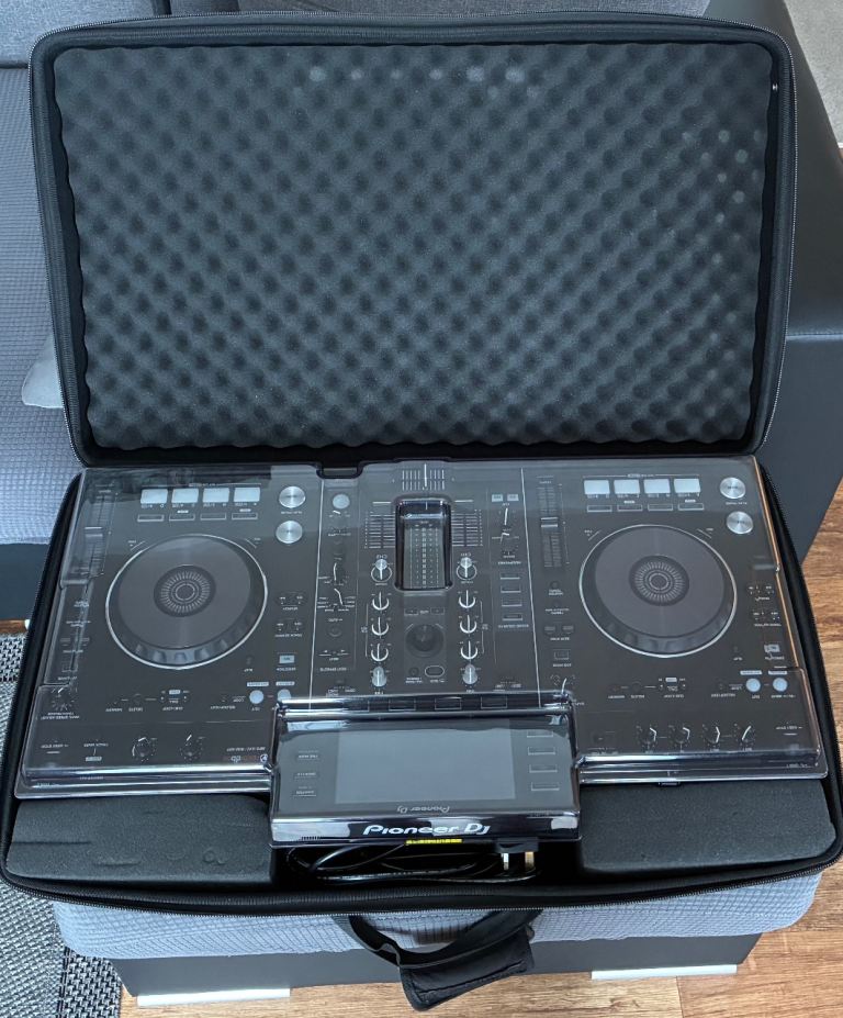Pioneer DJ XDJ-RX All-in-one Rekordbox DJ Controller, Decksaver Cover + Magma Carry Case