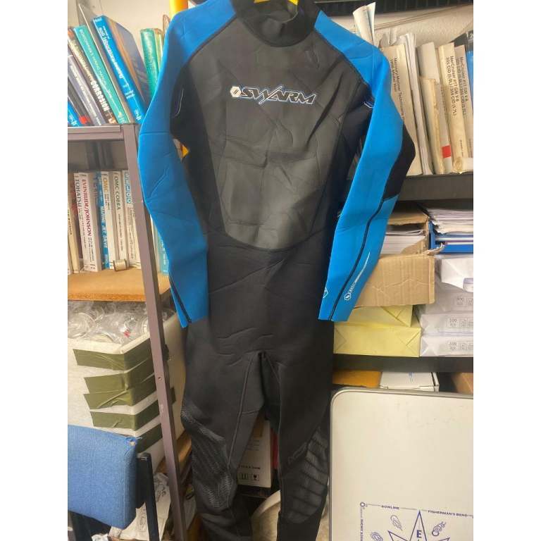Mens Wet suit make Swarm never worn 38 inch chest