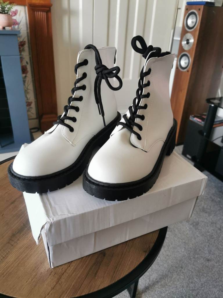 Women's brand new size 7 white (faux doctor Martin) boots
