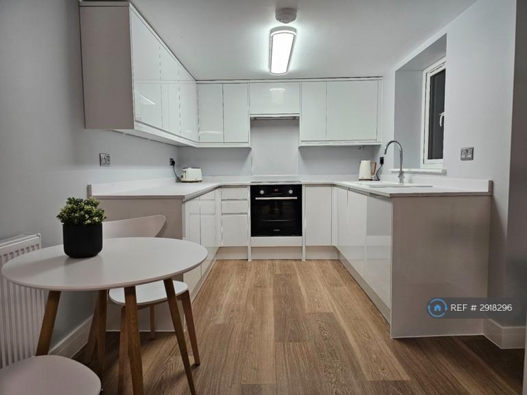 1 bedroom flat in Cumbrian Way, High Wycombe, HP13 (1 bed) (#2918296)