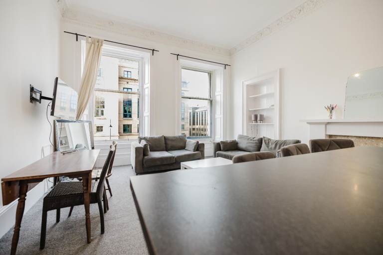 Bright and spacious, 5 bedroom, HMO flat with open-plan living/kitchen area – available January