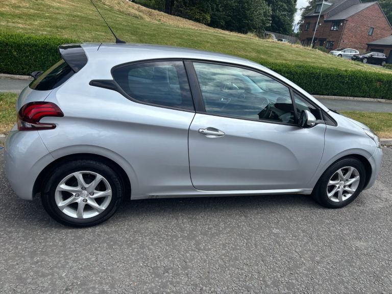 Peugeot, 208, Hatchback, 2015, Semi-Auto, 1199 (cc), 3 doors