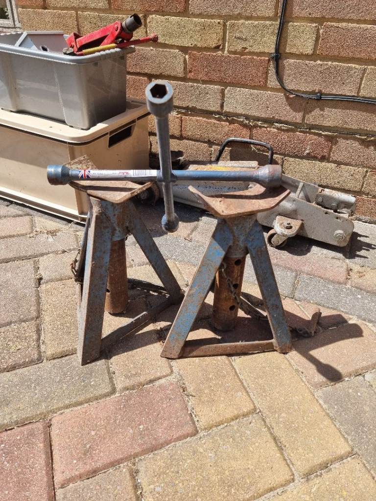 Pair of Sturdy Axle Stands & Wheel Brace