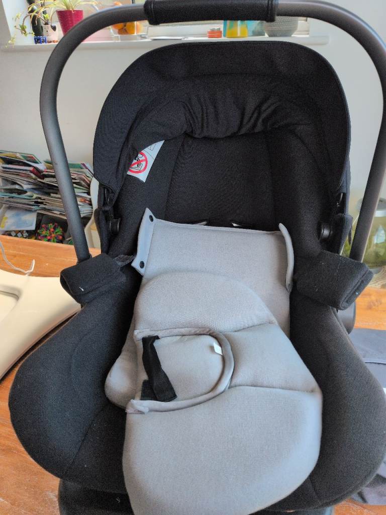 Nuna Baby Car Seat with Infant Insert – Good Condition