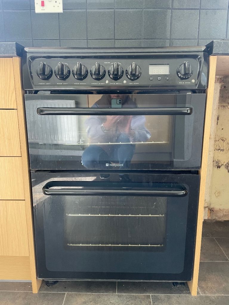 Hotpoint Freestanding Electric Cooker - Double Oven & Ceramic Hob
