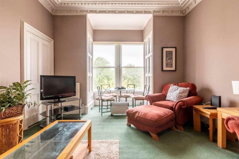 Impressive and very spacious, 4 bedroom, 5 person HMO flat near the Meadows – available