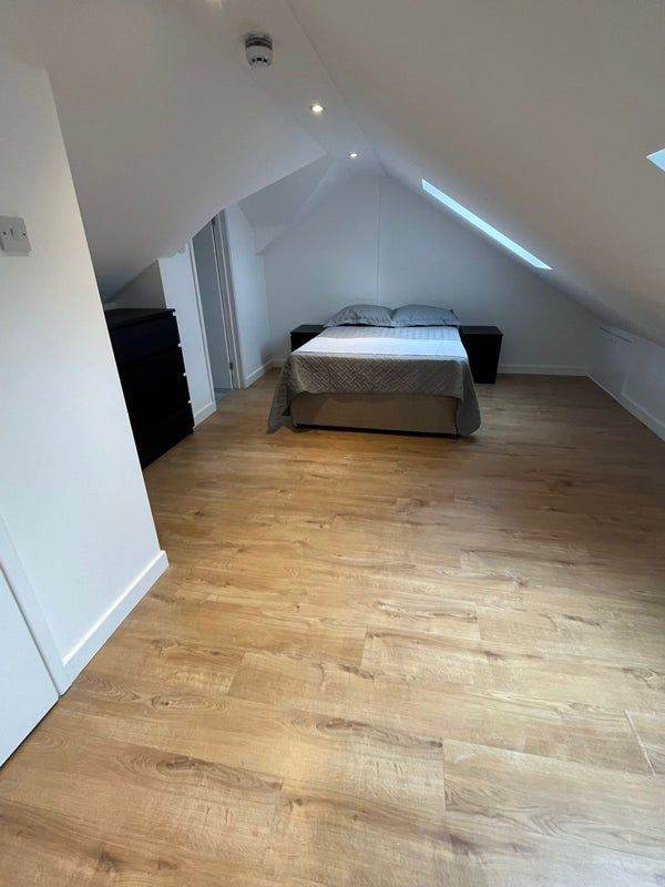 🎉Spacious Loft Room Available | Woolwich SE18 6JH | Near Woolwich Arsenal Station 🏛️