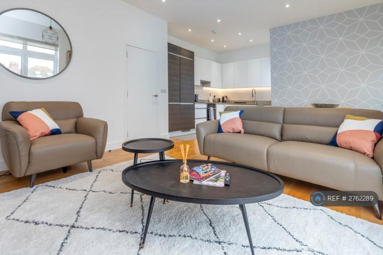 3 bedroom flat in Bow Lane, London, N12 (3 bed) (#2762289)