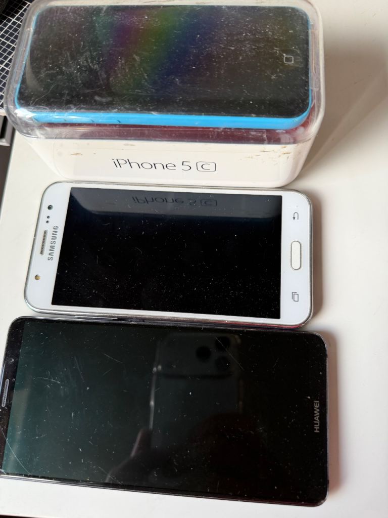 3 x Faulty Phones 1 x iPhone 5C Blue 1 x Huawei mate 10 pro 1 x Samsung 