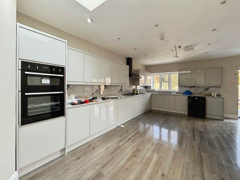 8 BEDROOM BUNGALOW TO RENT 