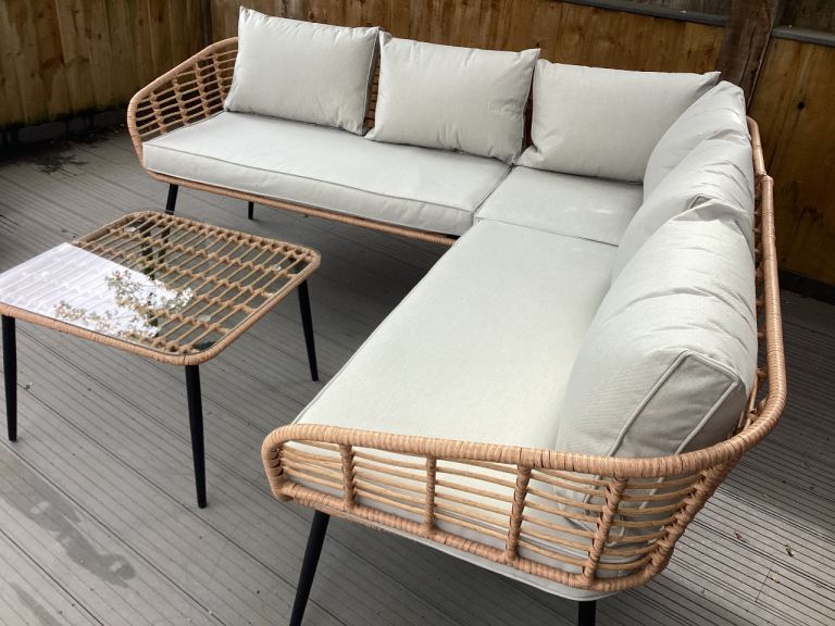 Brand new outdoor 5 seater rattan corner sofa and table