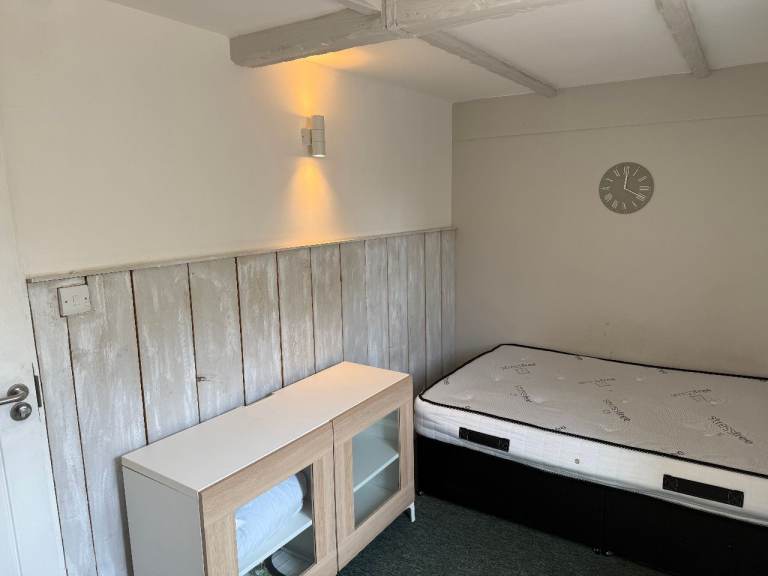 5 rooms in a shared house 22 Highworth Place, Witney. I also have a large double ensuite room.