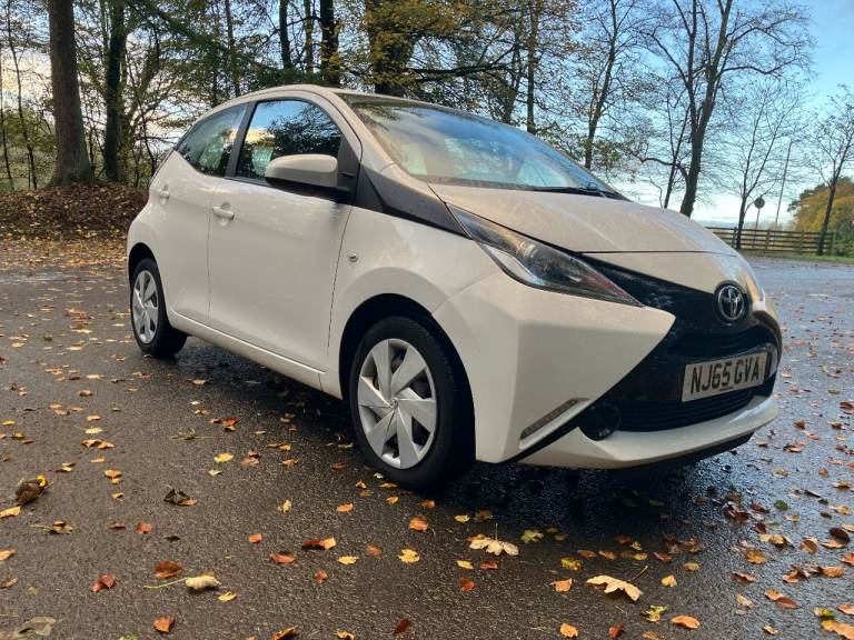 ABSOLUTELY STUNNING 2015 TOYOTA AYGO VVT-i Play. 5 dr. 1,0lit. MOT 20/08/26. 8 service stamp