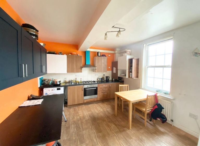 Double room available now, for couples or single, close to station 