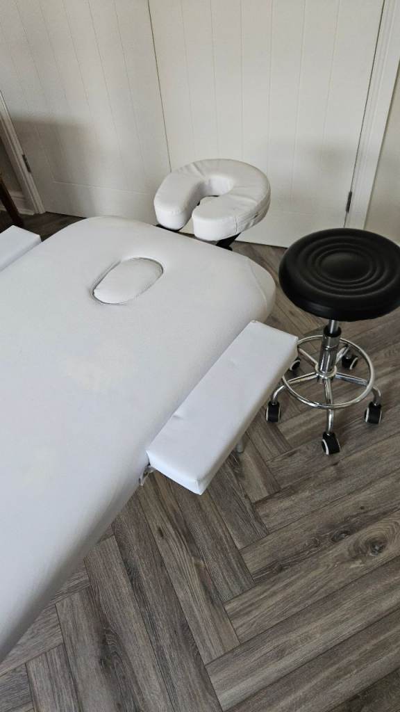 White Beauty/Massage Mobile Bed with Stool & Accessories 