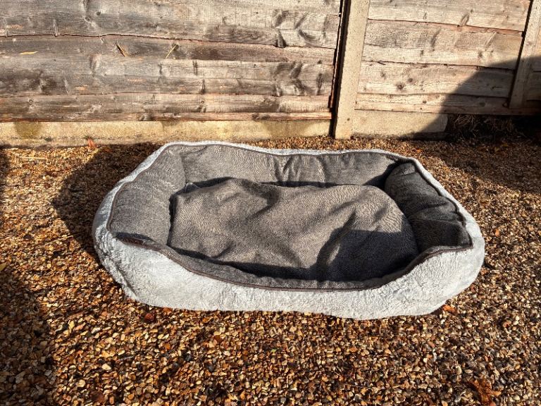 Wainwrights Self Warming Dog Bed