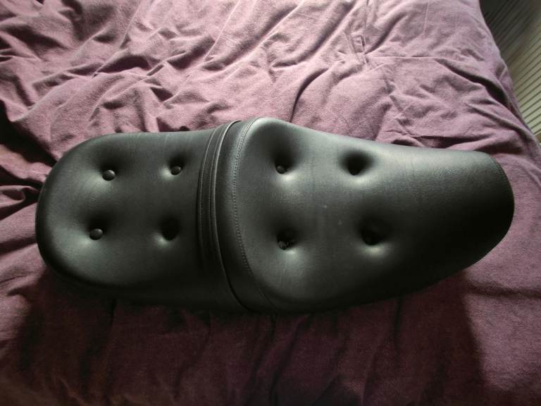 King & Queen saddle for Triumph Thunderbird (TC339)