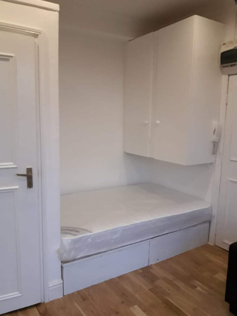 DSS OK GFLOOR STUDIO  IN RICHMOND 10MIN WHITTON B,R.THEN20MIN CLAPHAM JUNC &BEYOND