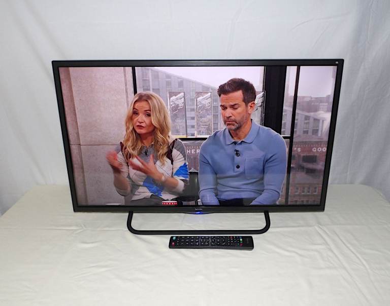 Technika 32 inch LCD TV with Built-in Freeview