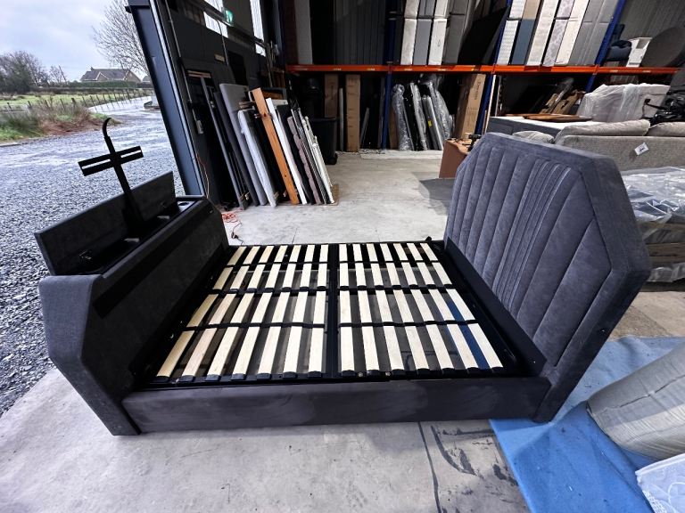 Lovely, nice double size TV  📺 Bed 🛌 