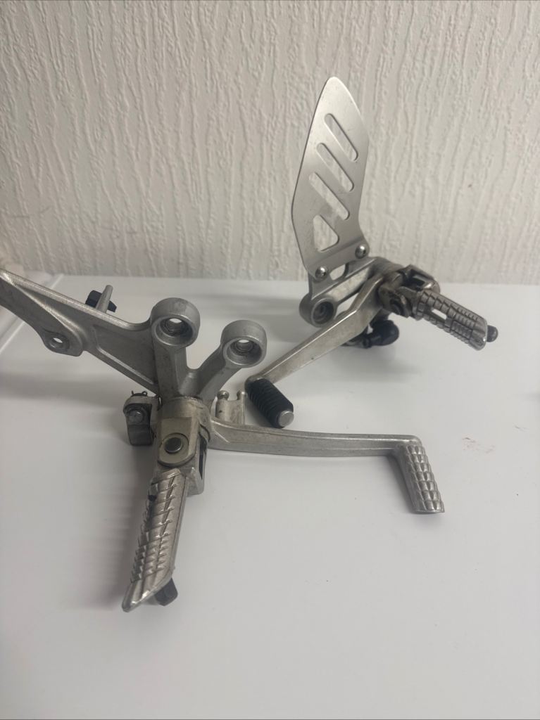 GSX-R 1000 gear selector+ rear break foot pegs 
