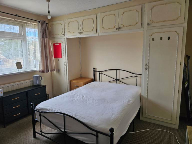 Bright, spacious double room available near Farnham Road, Slough, bills inc