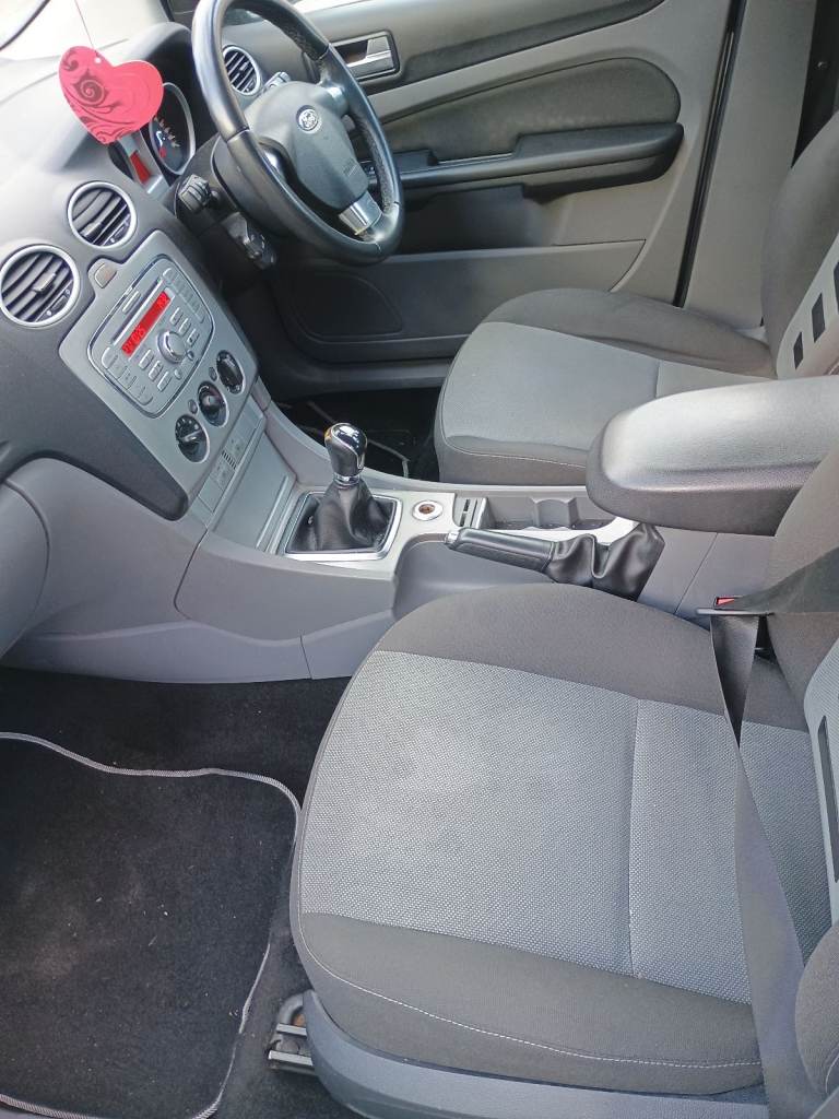 (Im away, back on 11th dec)Ford Focus Quick sale £600 (no MOT & bonnet lock needs replacing)