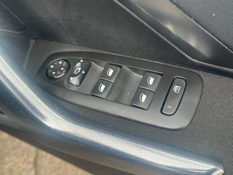 ** F.S.H ** 2017 (67) Peugeot 2008 1.6 BlueHDi Allure 5 dr hatchback ** VALUE **