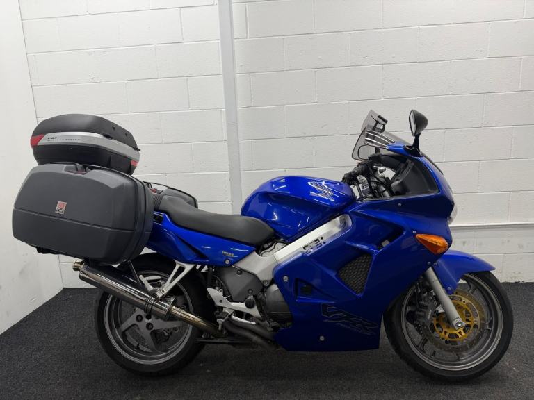 Honda VFR800 ** FULL LUGGAGE - DELKAVIC EXHAUST - CENTER STAND **