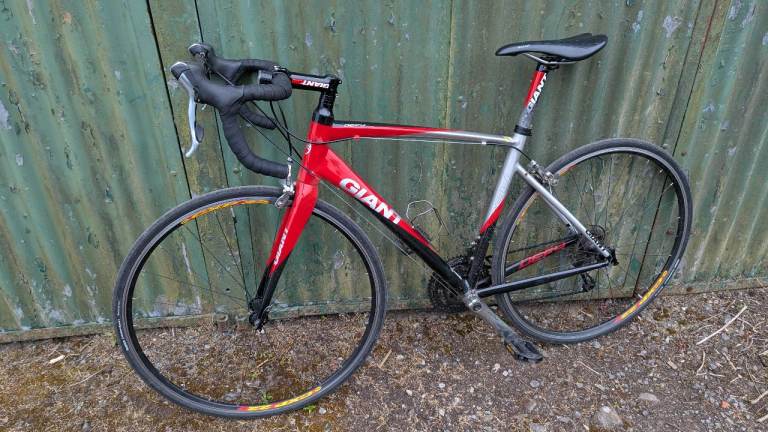 Giant defy aluxx road bike racer medium size frame 