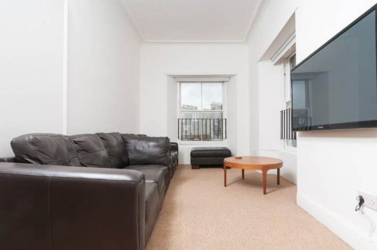 Truly magnificent, 6-bedroom, 2 bathroom, third floor flat in West End - available June