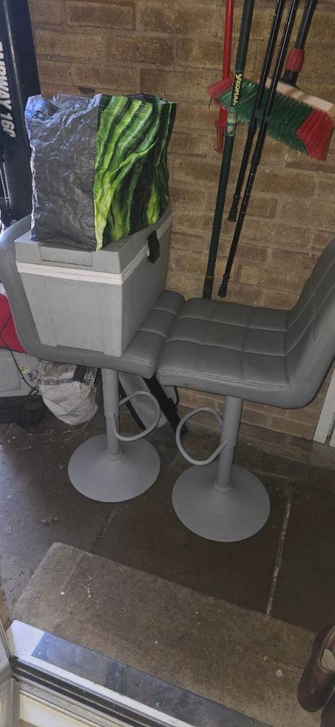 2 adjustable bar stools