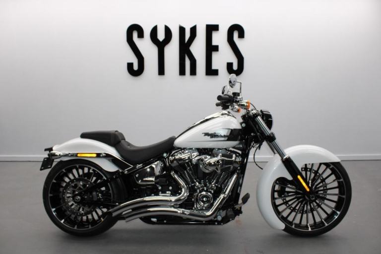 2024 Harley-Davidson FXBR Softail Breakout 117 in White Onyx Pearl