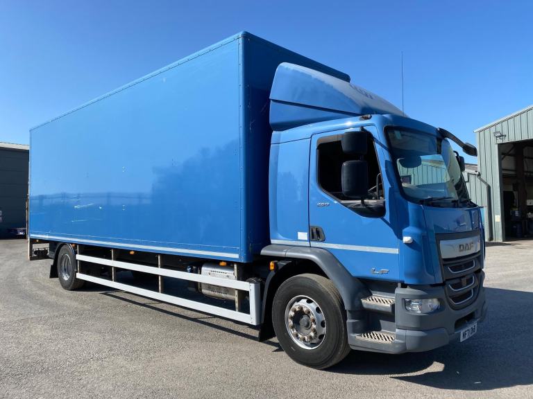 2022/ 71 DAF LF 260 18 TONNE BOX SLEEPER WITH 1.5 TONNE COLUMN TAIL LIFT