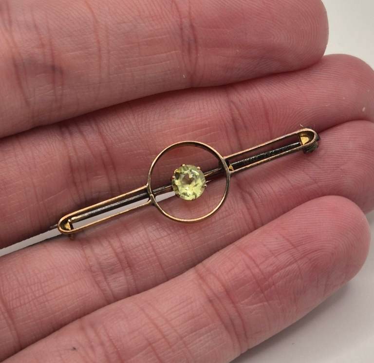 9ct yellow gold and peridot bar brooch