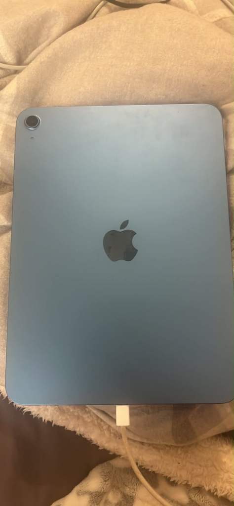 iPad A16 2025 11” basically brand new only switched on/used 3 times 