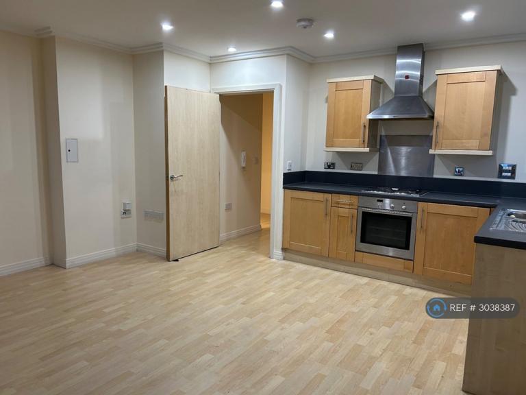2 bedroom flat in Trentham Court, London, W3 (2 bed) (#3038387)