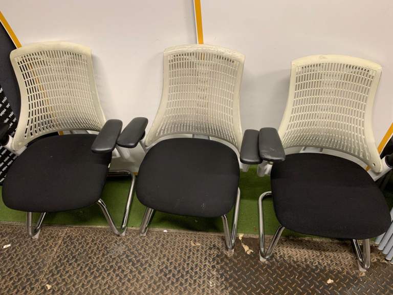 Cantilever visitor chair (3 available)