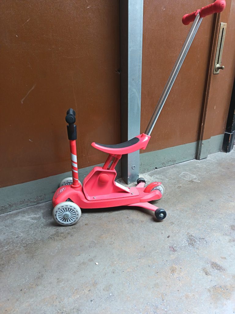 Red 3-in-1 scooter with seat, toddler and older child mode