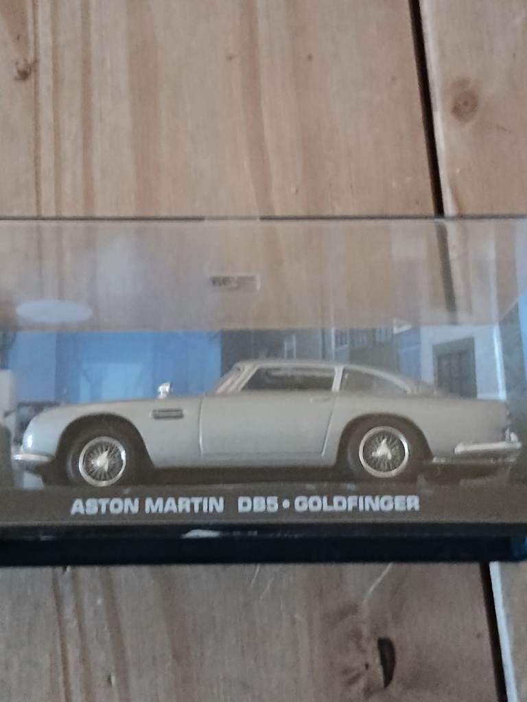 Down scalle cars 0O7 james bond 