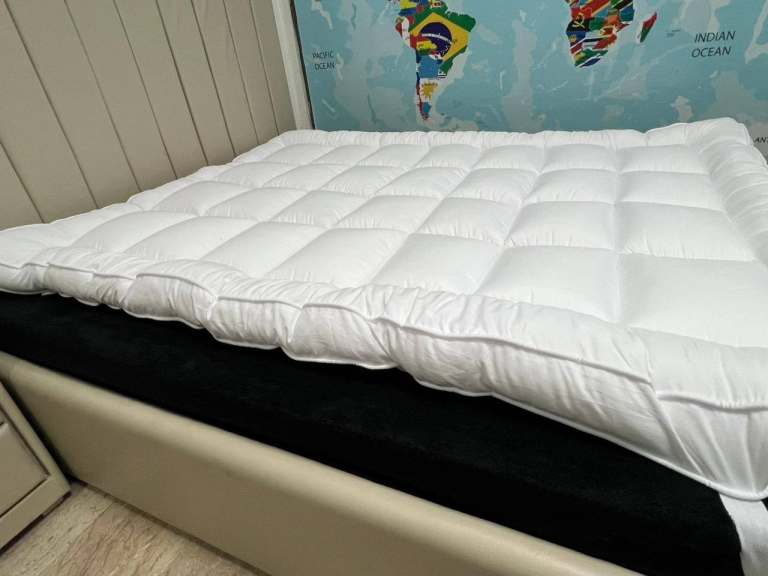 Luxury Double Size Mattress Topper 10Cm Deep Hotel Quality Heavy Filled With Microfiber 1500 GSM.
