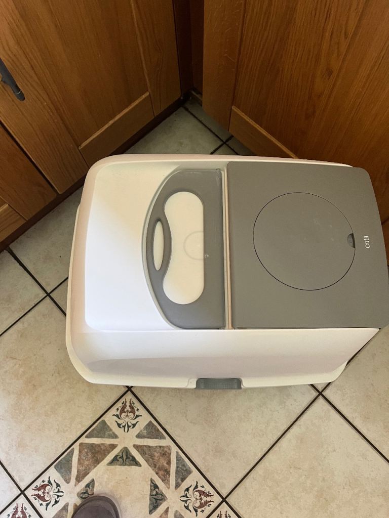 Covered cat litter tray