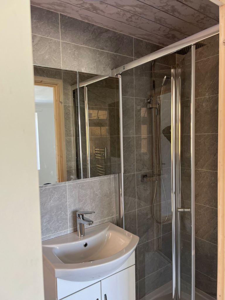 DOUBLE ROOM WITH EN SUITE FOR RENT IN FAR BLETCHLEY, MK3.