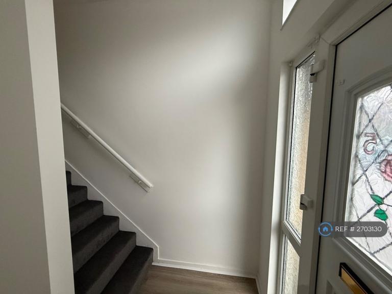 2 bedroom flat in Hanbridge Avenue, Newcastle-Under-Lyme, ST5 (2 bed) (#2703130)