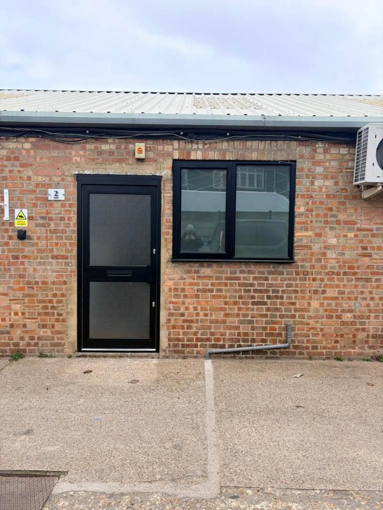 Industrial Commercial unit for rent in London (Leyton) with free parking - Great deal 